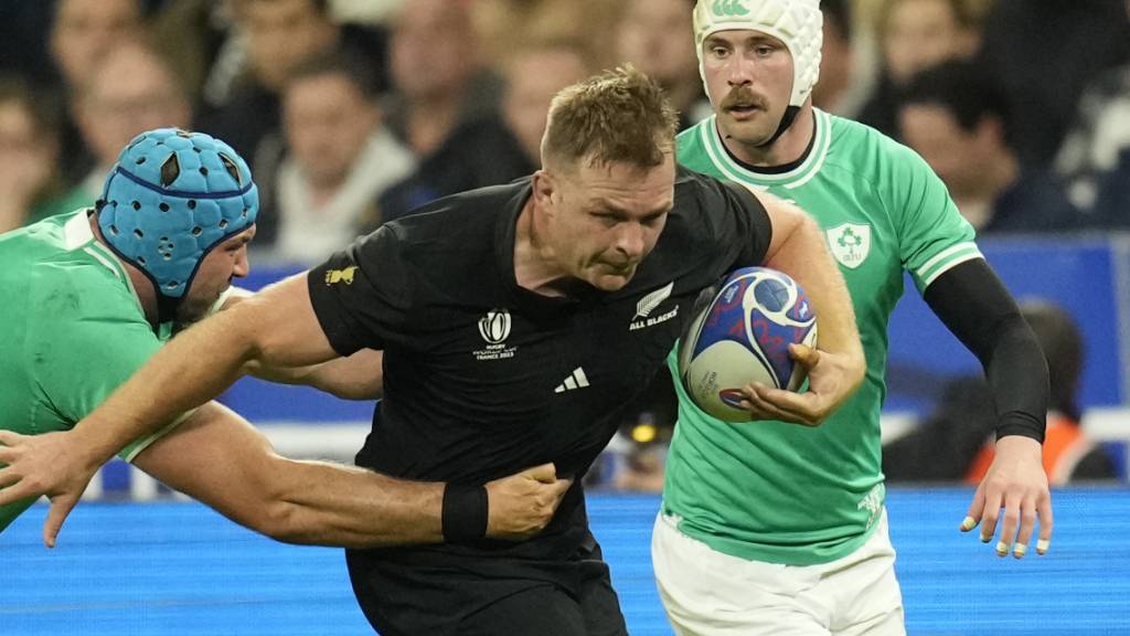 Neuseelands Sam Cane setzt sich gegen die irischen Gegenspieler durch