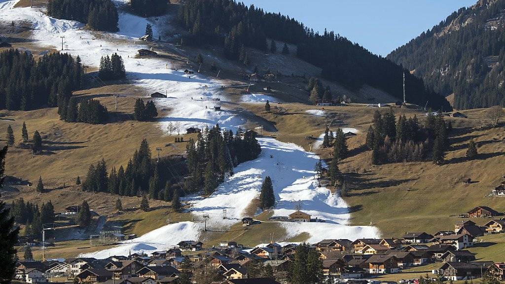 Schnee im Winter wird in vielen Regionen der Schweiz immer seltener und oftmals nur noch aus der Schneekanone anzutreffen sein. (Archivbild)