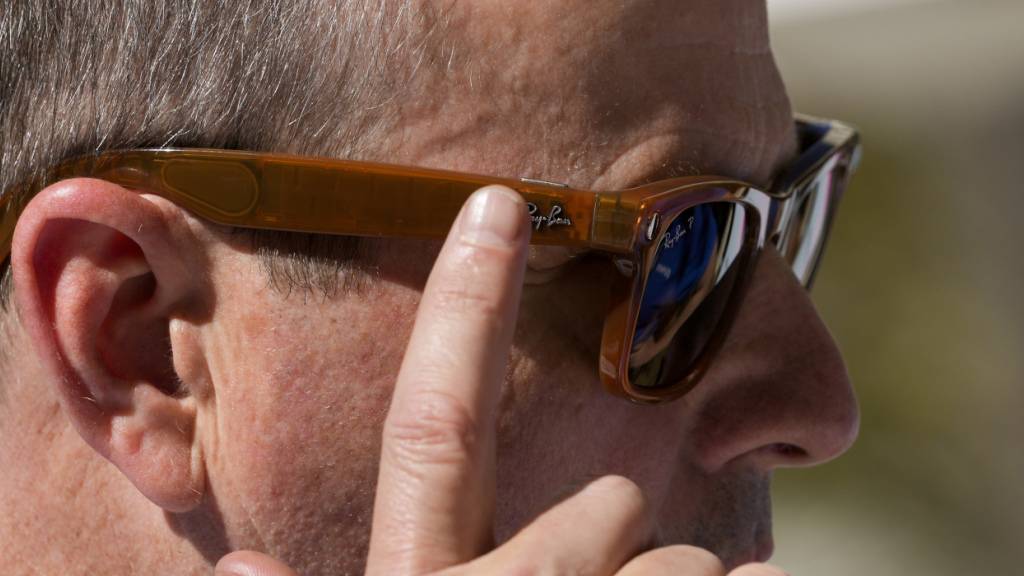 Heimliche Bildaufnahmen durch die Brille: Die Zürcher Regierung soll ein Verbot unter anderem in Freibädern prüfen. (Symbolbild)
