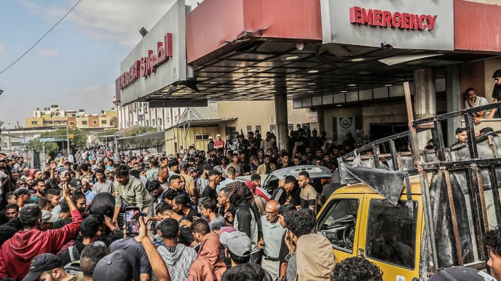 Palästinenser, die bei einem israelischen Angriff in der Nähe eines Zentrums für die Verteilung humanitärer Hilfe verwundet wurden, werden in das Nasser-Krankenhaus im südlichen Gazastreifen eingeliefert. Foto: Abed Rahim Khatib/dpa