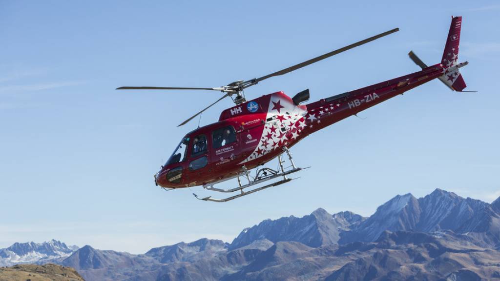 Die verunglückten Alpinisten wurden mit Helikoptern der Air Zermatt in Spitäler überführt. Einer der beiden starb später im Universitätsspital Lausanne. (Symbolbild)