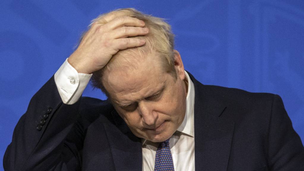 Boris Johnson, Premierminister von Grossbritannien, fasst sich mit der Hand an den Kopf. Foto: Jack Hill/The Times/PA Wire/dpa