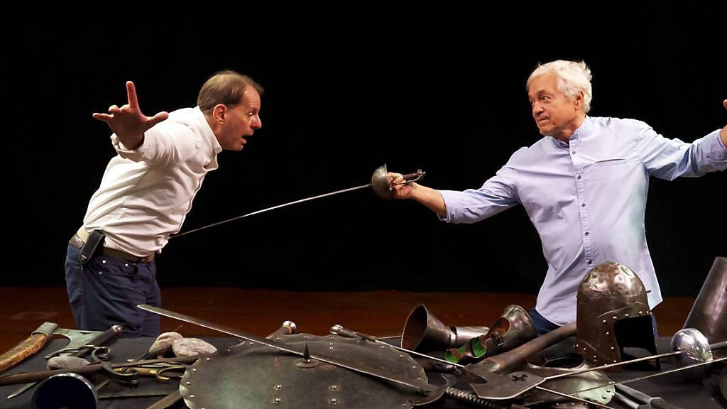 Pavel Jancik (rechts) hat am Dienstag seine Stunt-Akademie in Lausanne vorgestellt. Die erste ihrer Art in der Schweiz bietet Kurse an, nach deren Besuch frisch gebackene Stunt-Men oder Stunt-Women im Degen- oder Schwertkampf geschult sind oder von einem Dach fallen können.