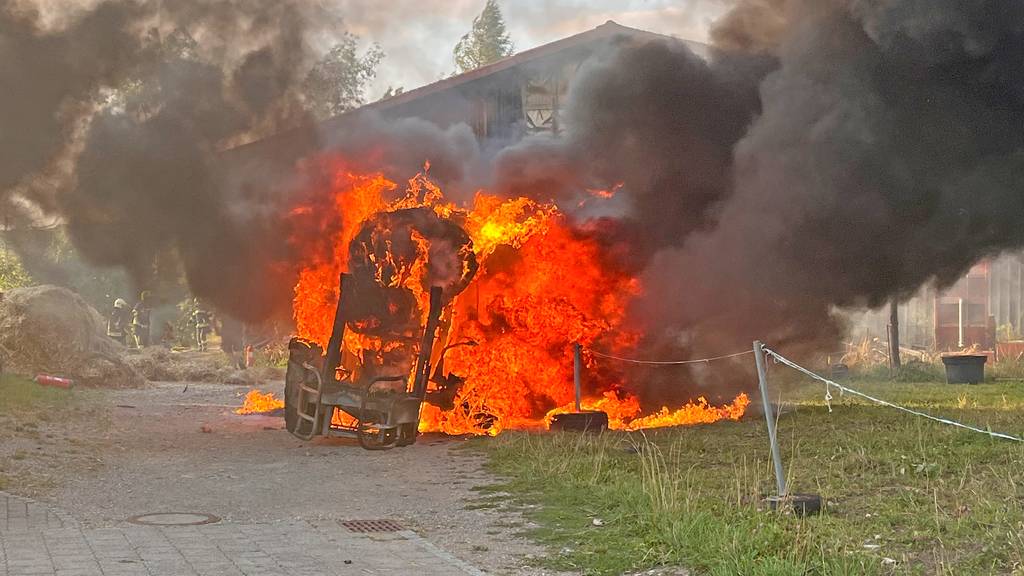 Strohballen entzündet: Traktor und Scheune in Brand