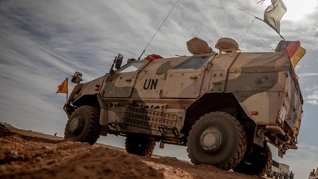 Fahrzeuge der deutschen Bundeswehr stehen am Flughafen nahe des Stützpunktes im Norden Malis. Foto: Michael Kappeler/dpa
