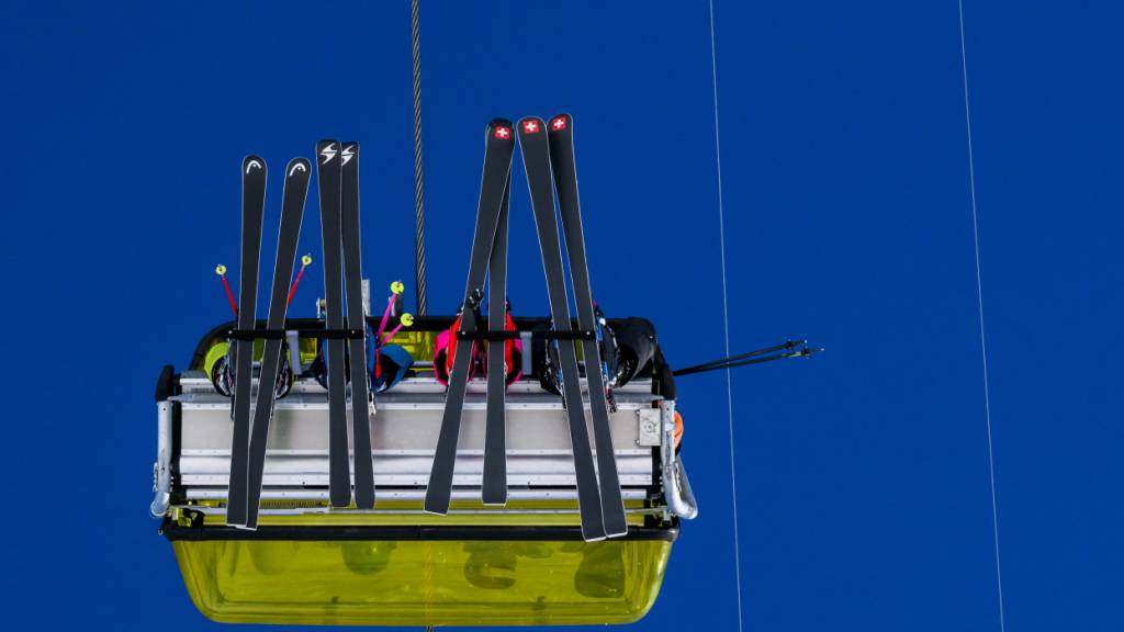 Am Dienstagnachmittag stürzte in Melchsee-Frutt OW ein Mann von einem Sessellift und verletzte sich dabei lebensbedrohlich. (Symbolbild)