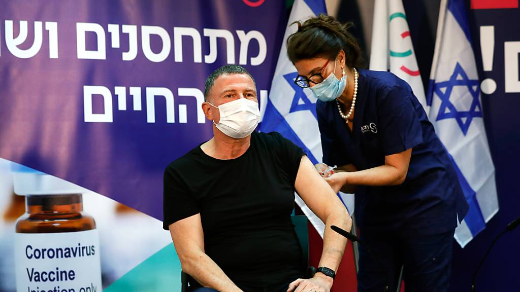 Eine Mitarbeiterin in einem Krankenhaus impft den israelischen Gesundheitsminister Juli Edelstein.