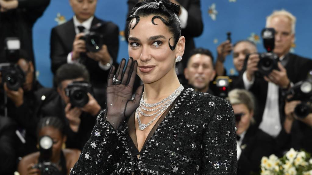 ARCHIV - Dua Lipa kommt zur Benefizgala des Costume Institute des Metropolitan Museum of Art (The Met) zur Eröffnung der Ausstellung «Superfine: Tailoring Black Style». Foto: Evan Agostini/Invision/dpa