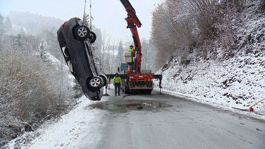 Auf schneebedeckter Fahrbahn: Auto kommt in Schwellbrunn von Strasse ab und landet in Bach