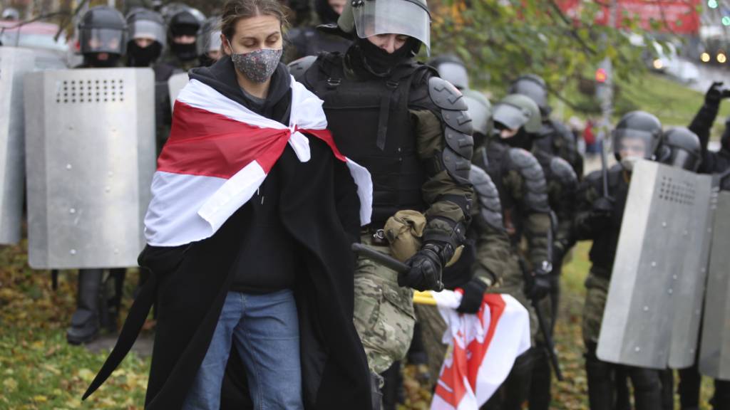 In Minsk verhaftet ein Polizist eine Demonstrantin. Foto: Uncredited/AP/dpa