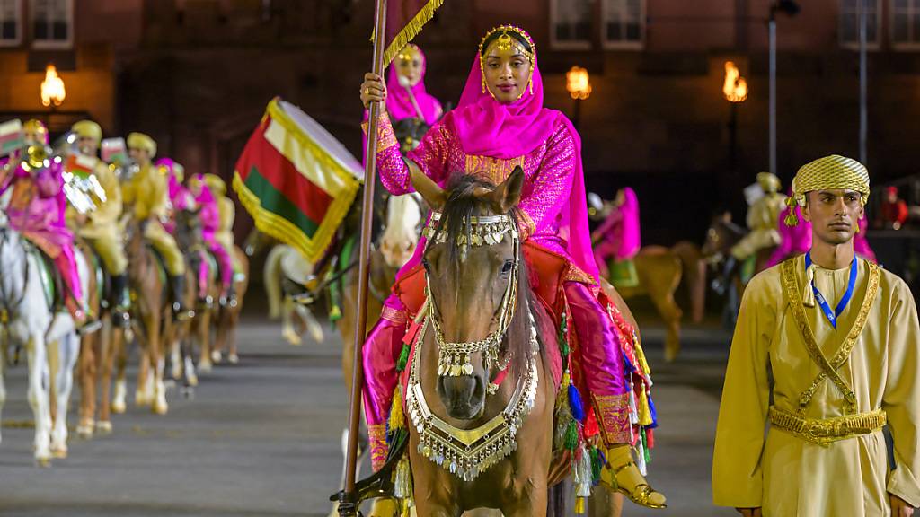 Die berittene königliche Kavallerie und die königliche Garde aus dem Oman hatten bereits am Freitag, an der Premiere der diesjährigen Ausgabe des Basel Tattoo, einen Auftritt.