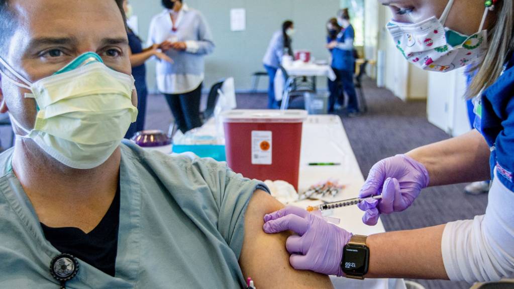 Bereit seit Anfang vergangener Woche werden in den USA Menschen mit dem Corona-Impfstoff von Pfizer und Biontech geimpft, darunter auch Krankenhauspersonal. Foto: Terry Pierson/Orange County Register via ZUMA/dpa