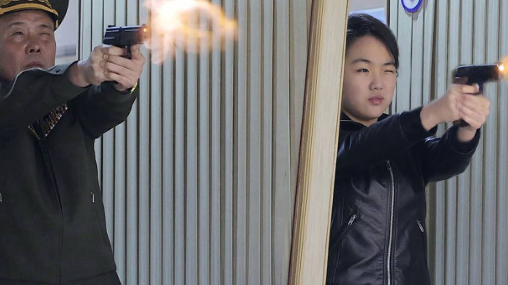 Kim Jong Un testet mit Tochter neue Waffen im Schiessstand