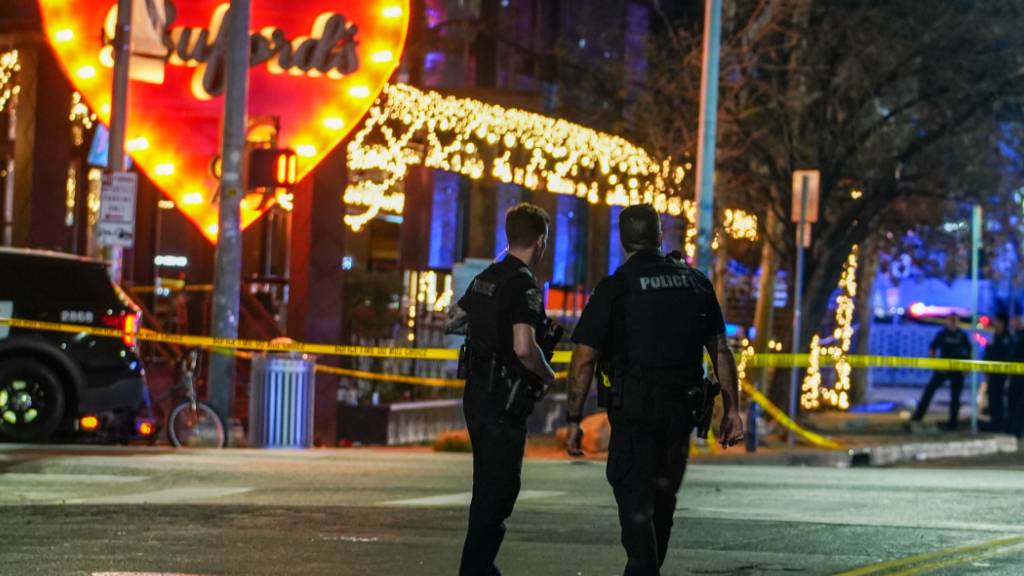 HANDOUT - Polizeibeamte bewachen den Tatort in Austin. Foto: Ricardo B. Brazziell/Austin American-Statesman/AP/dpa - ACHTUNG: Nur zur redaktionellen Verwendung im Zusammenhang mit der aktuellen Berichterstattung und nur mit vollständiger Nennung des vorstehenden Credits
