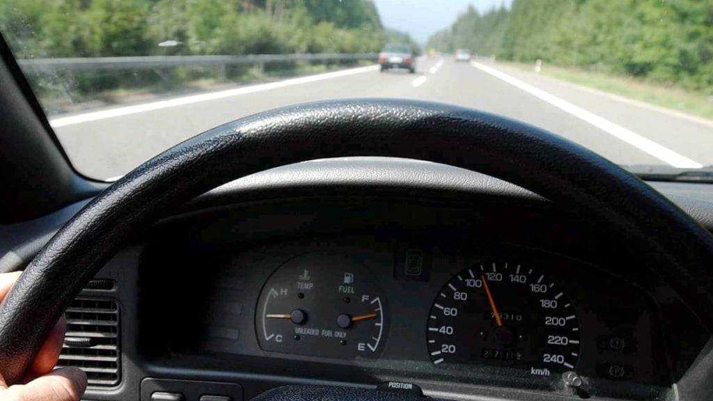 Auf der Umfahrungsstrasse in Weggis soll künftig nur noch 60 Kilometer pro Stunde gefahren werden dürfen, wie der Kanton Luzern entschied. (Symbolbild)