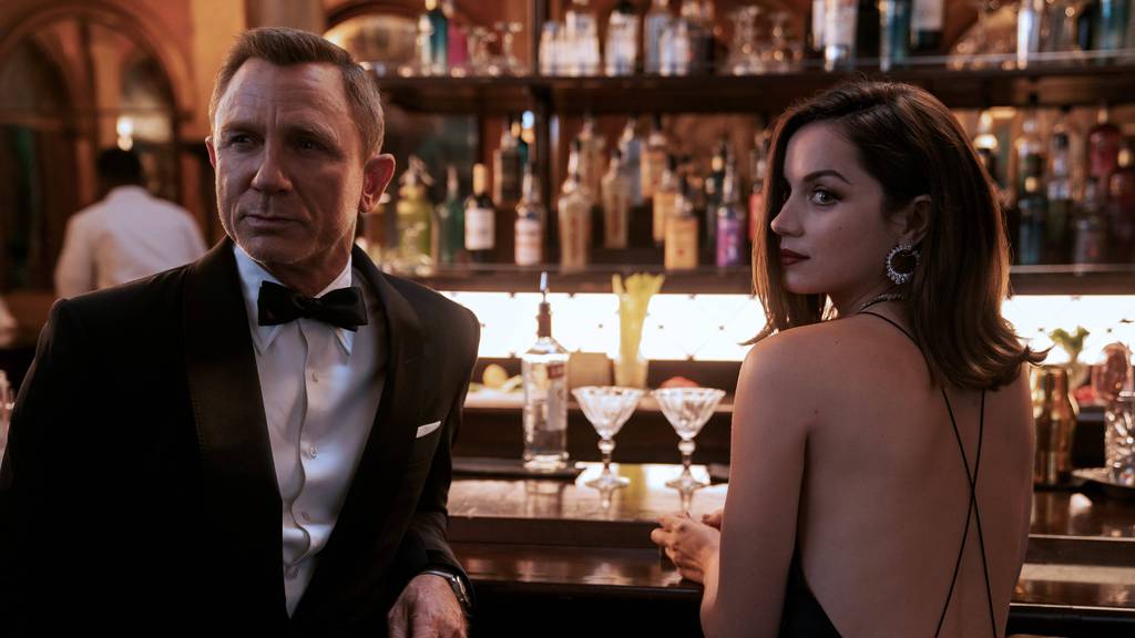 James Bond (Daniel Craig) und Paloma (Ana de Armas) müssen sich noch ein bisschen gedulden.