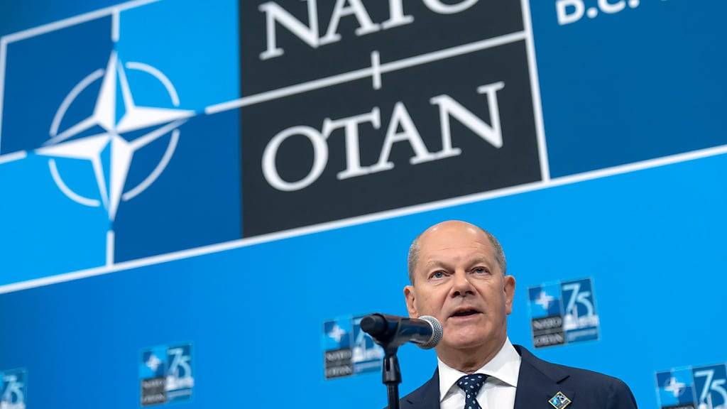 Olaf Scholz (SPD), Bundeskanzler von Deutschland, spricht bei seiner Ankunft auf dem Nato-Gipfel. Foto: Mark Schiefelbein/AP/dpa