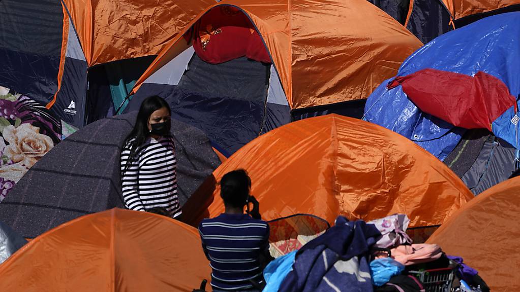 Zelte von Migranten, die in den USA Asyl suchen, stehen am Grenzübergang in Tijuana.