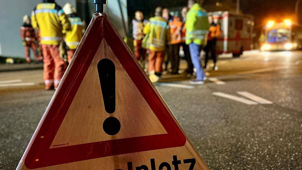In einem Mehrfamilienhaus in Oberglatt brach am Donnerstagabend ein Feuer aus. Ausgelöst wurde es wohl durch den Akku eines Elektrorollers.