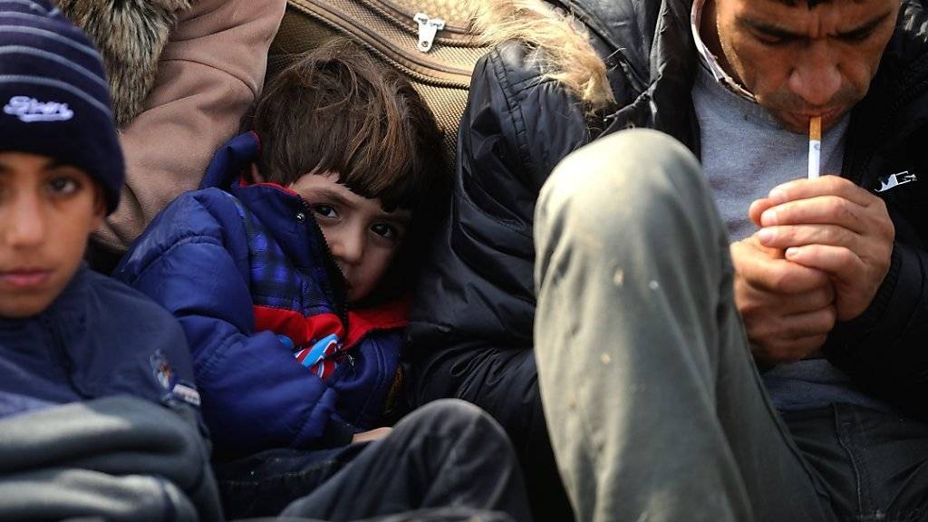 Syrische Flüchtlinge an der Grenze zur Türkei: Laut der Menschenrechtsorganisation Amnesty International schickt die Türkei Menschen zurück nach Syrien und Irak. (Symbolbild)