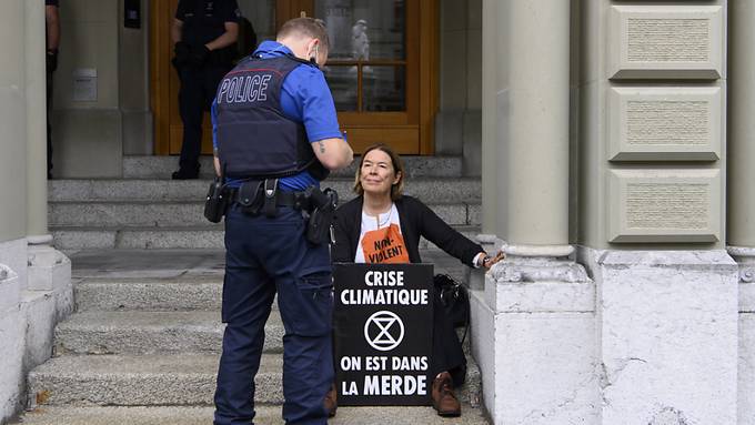 Fünf Klimaaktivisten kleben sich ans Bundeshaus