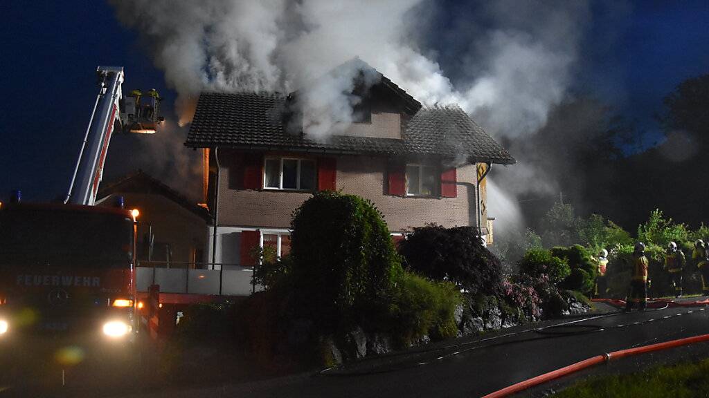 In Oberhelfenschwil SG hat am Sonntagmorgen ein Haus gebrannt. Laut Polizei könnte das Feuer einen Zusammenhang mit einem Blitzschlag haben.