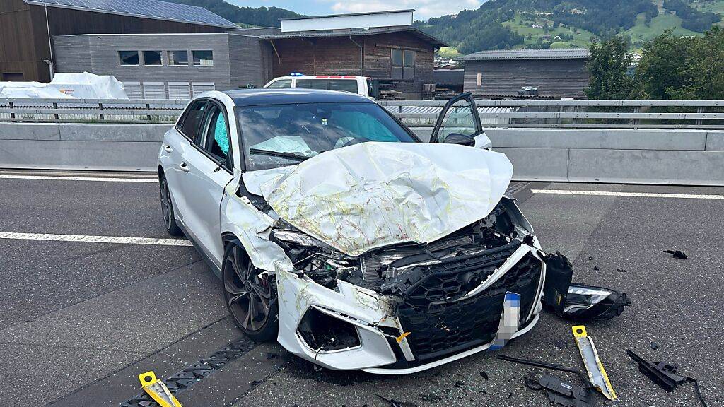 Ein Auto fuhr auf der Autobahn A4 bei Steinen SZ in ein Lastwagen mit Aufpralldämpfer.