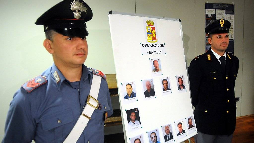 Mafia-Boss Matteo Messina Denaro werden 50 Morde zur Last gelegt. Polizisten an einer Pressekonferenz in Palermo mit Bildern seiner mutmasslichen Helfer. (Archivbild)