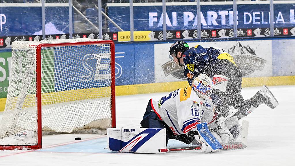 Diesmal das schlechtere Ende im Penaltyschiessen: Klotens Goalie Sandro Zurkirchen muss sich Ambri-Piottas Dario Bürgler geschlagen geben