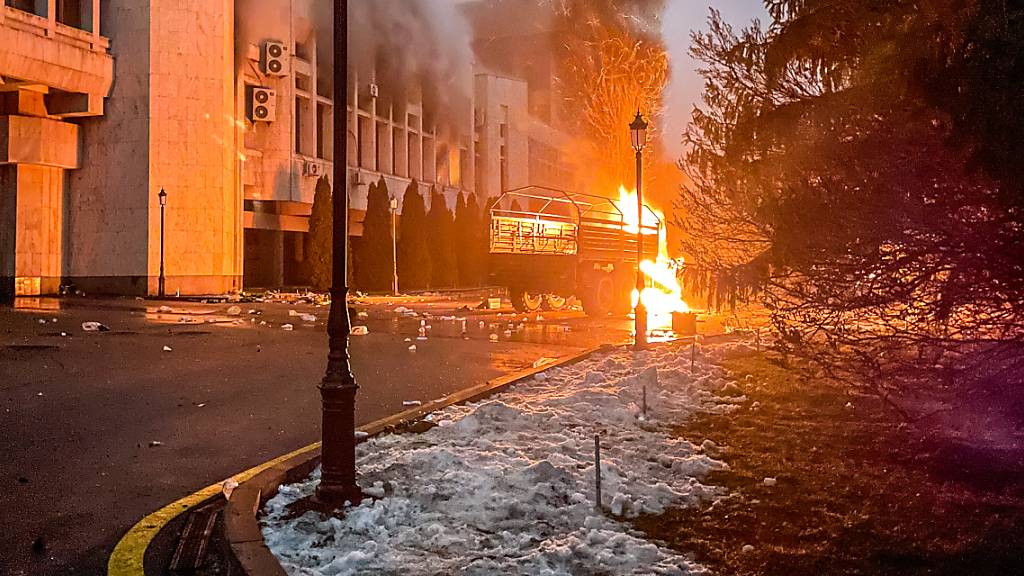 Das Bild der russischen Staatsagentur Tass zeigt das brennende Bürgermeisteramt. In ganz Kasachstan kommt es zu Protesten gegen die steigenden Treibstoffpreise, Demonstranten drangen in das Büro des Bürgermeisters von Almaty ein und setzten es in Brand. Foto: Valery Sharifulin/TASS/dpa