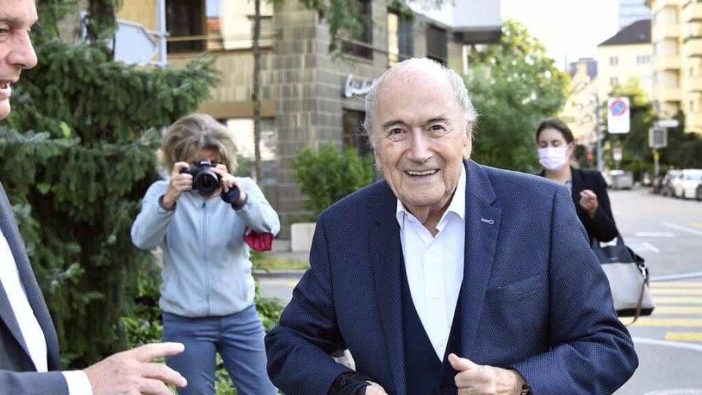 Der ehemalige Fifa-Präsident Sepp Blatter zusammen mit seinem Anwalt Lorenz Erni (links) bei seiner Ankunft zur Vernehmung durch die Bundesanwaltschaft in Zürich.