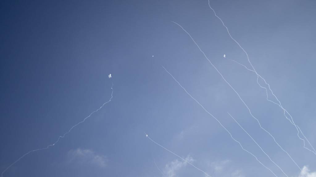 ARCHIV - Das israelische Luftabwehrsystem Iron Dome feuert, um Raketen abzufangen, die aus dem Libanon abgefeuert wurden. Foto: Maya Alleruzzo/AP/dpa