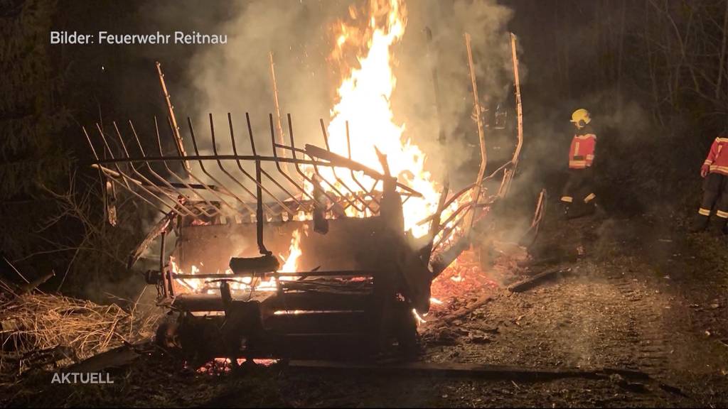 Müllbrand in Reitnau: Unbekannte stecken Wagen voller Abfall in Brand