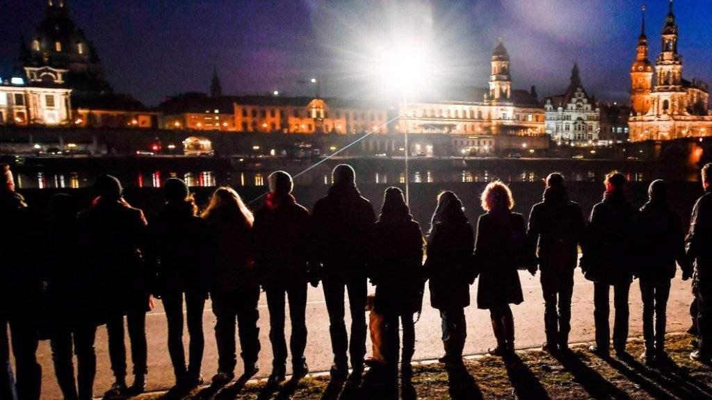 Mit einer Menschenkette gedachten die Dresdnerinnen und Dresdner der Zerstörung ihrer Stadt im Zweiten Weltkrieg.