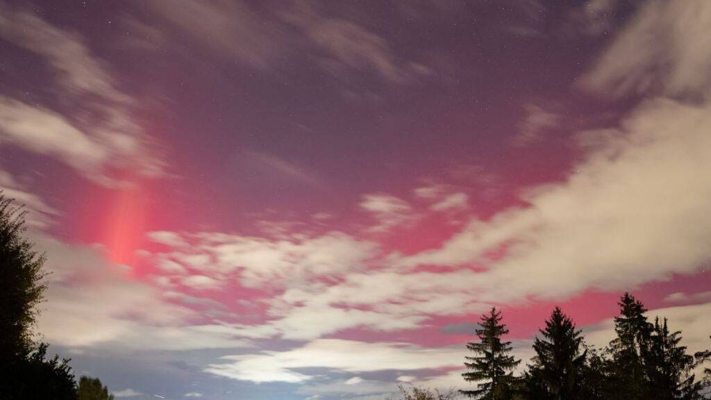 Polarlichter erleuchten in der Nacht auf Donnerstag, 10. Oktober 2024, den Himmel über Adliswil (ZH). (Archivbild)