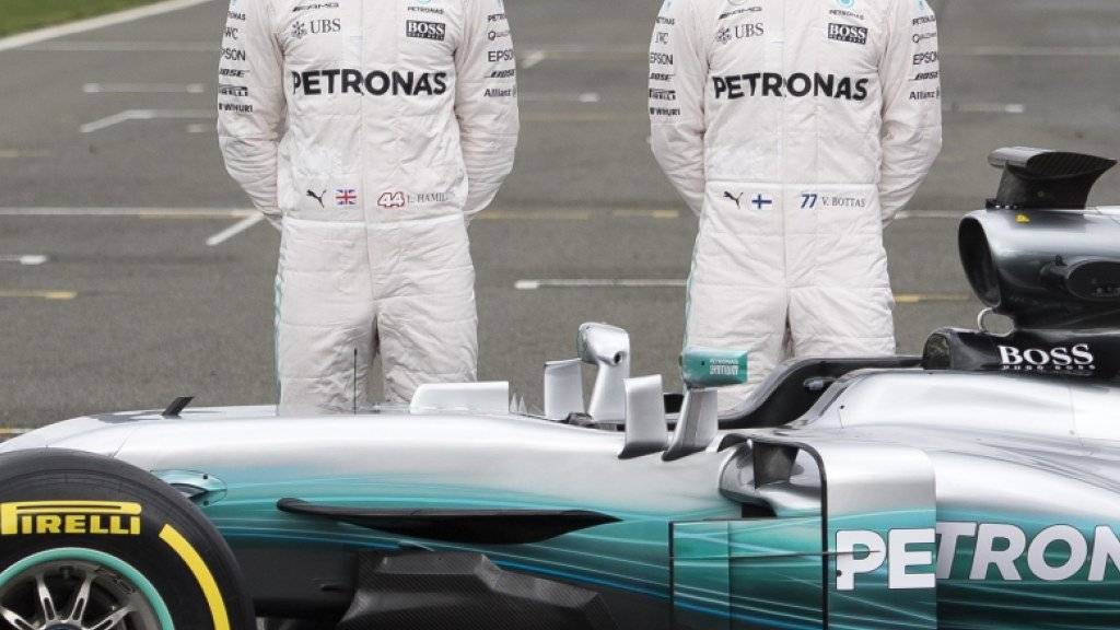 Lewis Hamilton (links) und Valtteri Bottas hinter dem neuen Silberpfeil W08