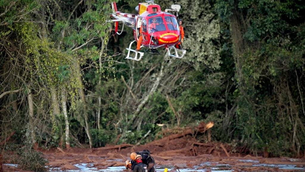 Nach einem Dammbruch in Brasilien suchen Rettungskräfte am Sonntag auch mit Helikoptern nach möglichen Überlebenden.