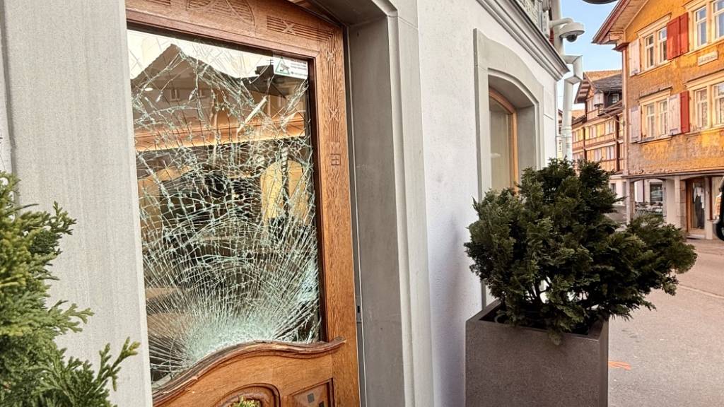 Die Einbrecher fuhren mit dem Auto gegen die Tür des Juweliergeschäfts in Appenzell.