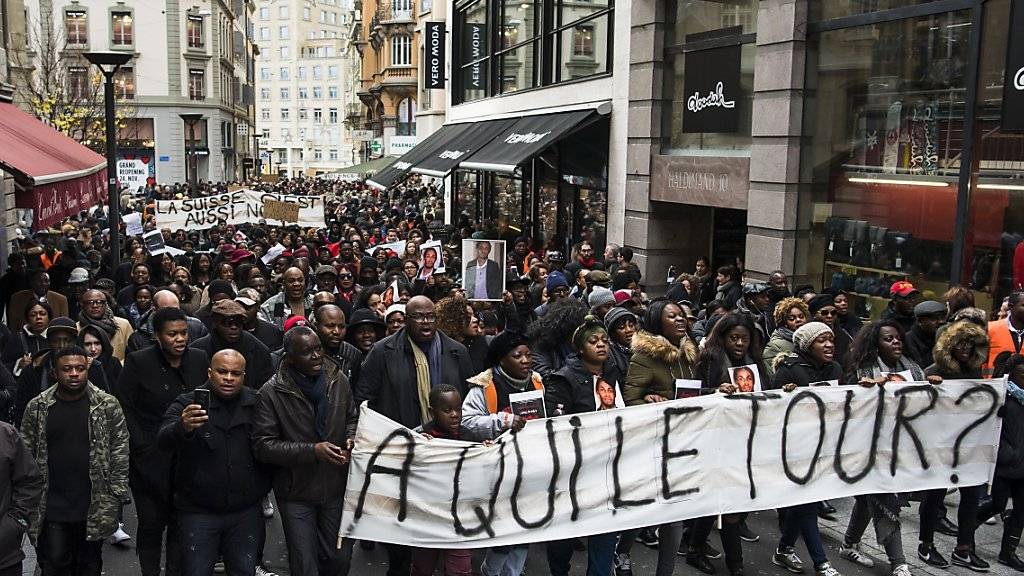Mehrere hundert Menschen haben mit einem Marsch durch Lausanne der Familie des kürzlich bei einem Polizeieinsatz getöteten Kongolesen ihre Unterstützung gezeigt.