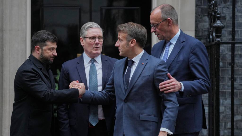 dpatopbilder - Wolodymyr Selenskyj (l-r), Präsident der Ukraine,  der britische Premierminister Keir Starmer, der französische Präsident Emmanuel Macron und der deutsche Bundeskanzler Friedrich Merz reagieren nach einem Treffen vor der Tür der 10 Downing Street. Foto: Kin Cheung/AP/dpa