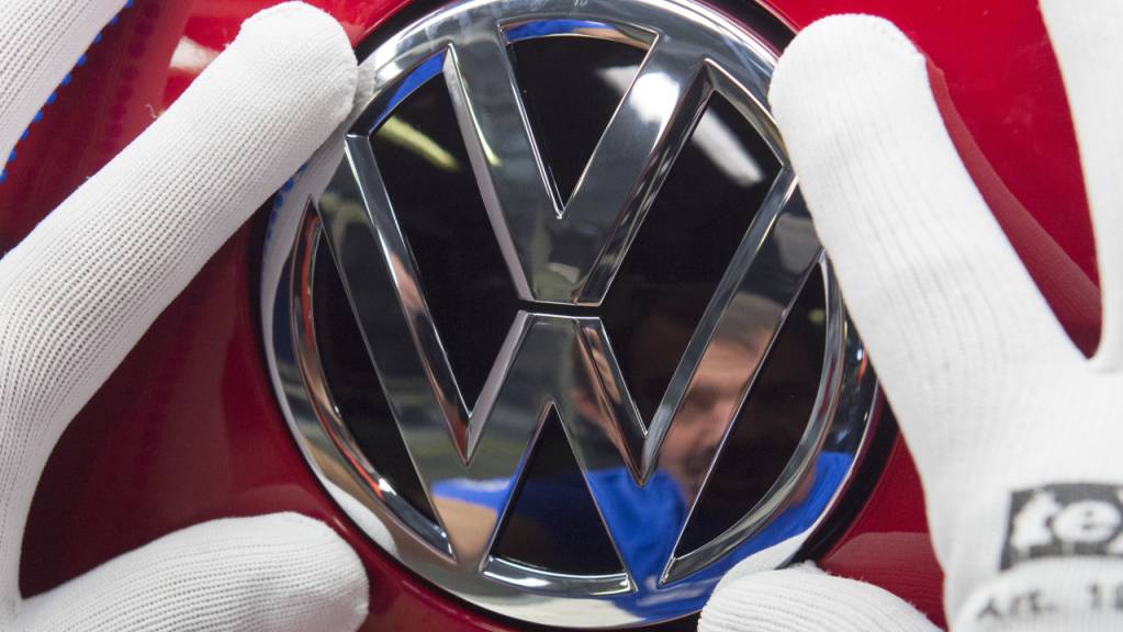 Volkswagen muss wegen eines Problems an den Bremspedalen 38'100 neue Autos zurückrufen. Es geht um Exemplare des Golf, Tiguan, Touran und T-Roc aus dem jetzt auslaufenden Modelljahr 2020. (Archivbild)