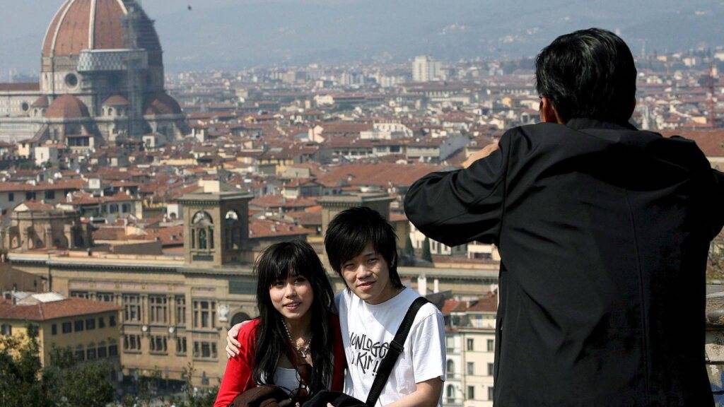 Italien richtet in mehreren Grossstädten unter anderem in Florenz «rote Zonen» ein. Aus diesen können
gewalttätige, vorbestrafte oder von der Polizei als gefährlich eingestufte
Personen von der Exekutive ohne Gerichtsbeschluss weg gewiesen werden. (Srchivbild)