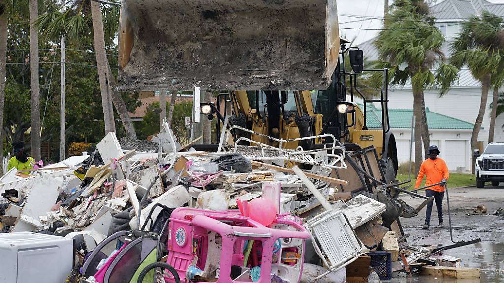 Arbeiter beseitigen die Trümmer des Hurrikans «Helene» in Florida. Foto: Chris O'Meara/AP