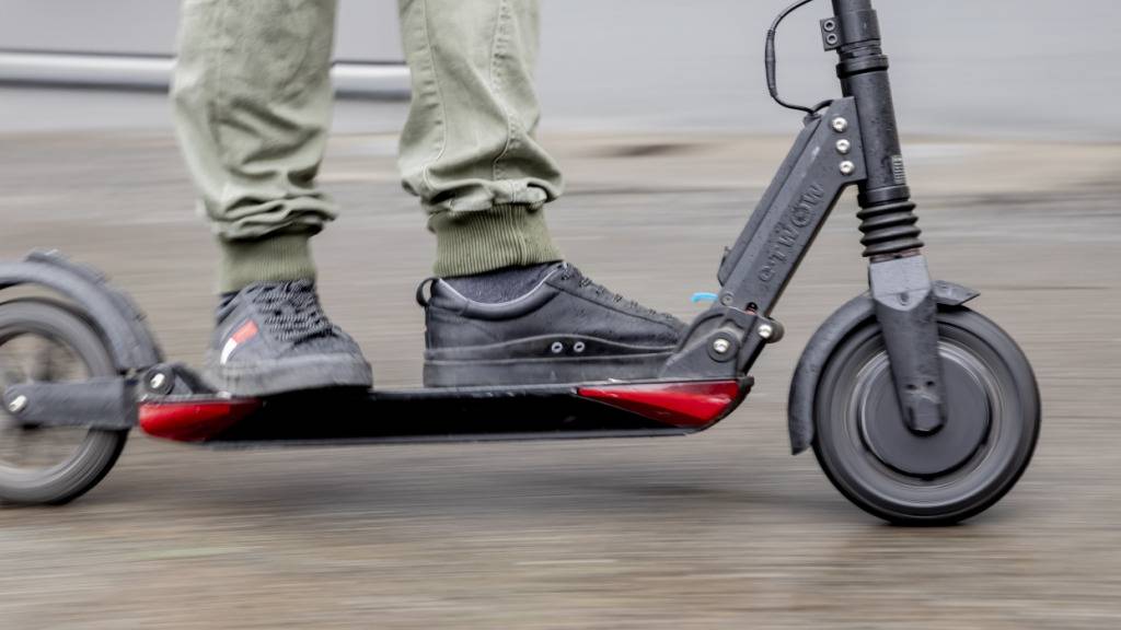 Der in Landquart gestürzte E-Trottinett-Fahrer wurde von der Ambulanz ins Spital gebracht. (Symbolbild)