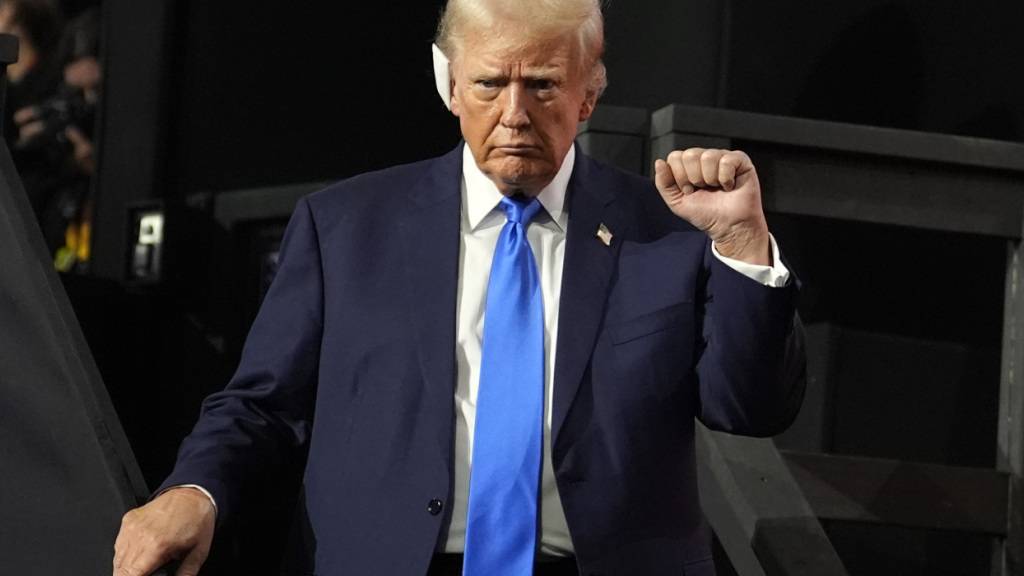 Der republikanische Präsidentschaftskandidat und ehemalige US-Präsident Donald Trump verlässt nach dem zweiten Tag der Republican National Convention 2024 das Fiserv Forum. Foto: Carolyn Kaster/AP