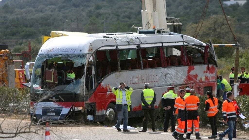 Nach dem Busunglück in der Nähe von Tarragona forschen die Ermittler nach der Unfallursache.