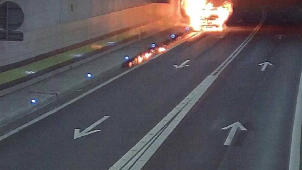 Ein Auto fing am Freitagmorgen Feuer im Gotthardstrassentunnel.