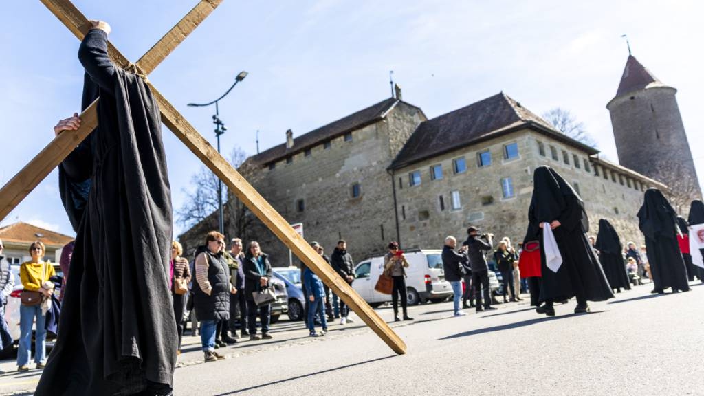 14 Klageweiber - die «Pleureuses» - trugen am Karfreitag traditionell das Kreuz Christi durch das freiburgische Romont. Der Brauch stammt aus dem 14. Jahrhundert.