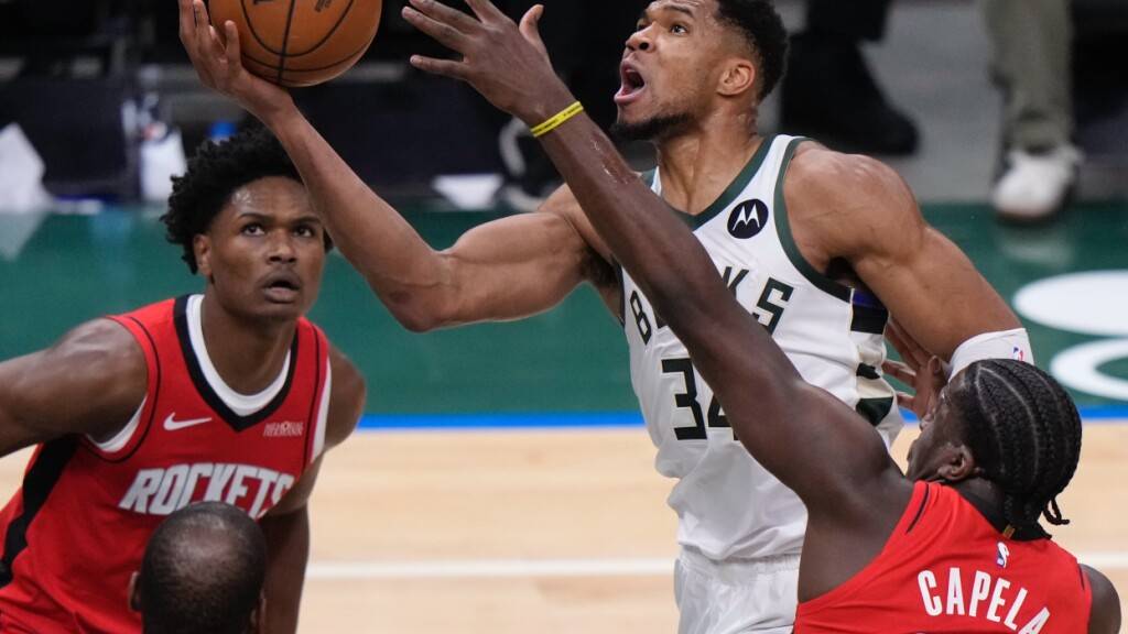 Clint Capela macht dem Gegenspieler das Leben schwer (Archivaufnahme)