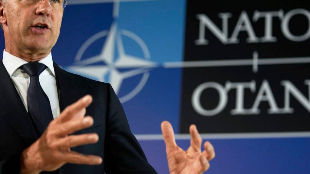 ARCHIV - Nato-Generalsekretär Mark Rutte spricht auf einer Pressekonferenz beim informellen Nato-Außenministertreffen in Belek nahe Antalya, Türkei. Foto: Khalil Hamra/AP/dpa